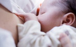 Nhiều trẻ thiệt thòi vì không được bú sữa mẹ